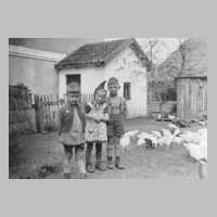 091-0002 Sabine Schlaugiess mit ihren Cousins im Keuchelgarten am 29.05.1942.jpg